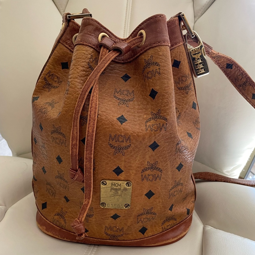 MCM bucket bag 🖤